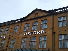オックスフォードに着くと、ひどい雨。ホテルが駅前で良かった。