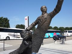 12時過ぎ、リヨン空港駅に到着。
駅前の像もサン・テグジュペリさん？