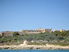 バレッタとスリーマの狭間に浮かぶマノエル島の先端に作られたに作られたマノエル要塞Fort Manoel。1720年代から30年代に建設された城壁は星形に形成され、分かりやすく言えば五稜郭のような感じになっている。