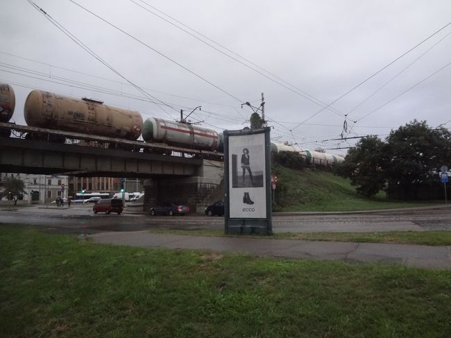 ちょうど貨物車がゴトゴト鉄橋を走ってました。