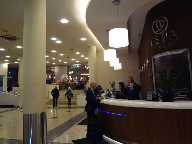 ホテルフロント。<br /><br />建物自体はソビエト時代のものだけれど、内装は結構おしゃれです。<br />