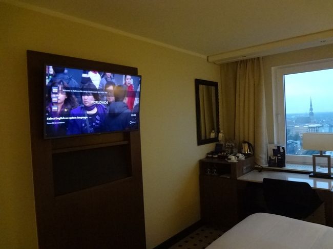 ちょっと狭い、よね。<br /><br />お二人で来られた方は大変だろうなぁ、、、と一人参加者は感じていました。<br />一人で使っていた私もスーツケースを広げるのに苦労しました。<br />（結局窓際のデスクの上で無理やり・・・）