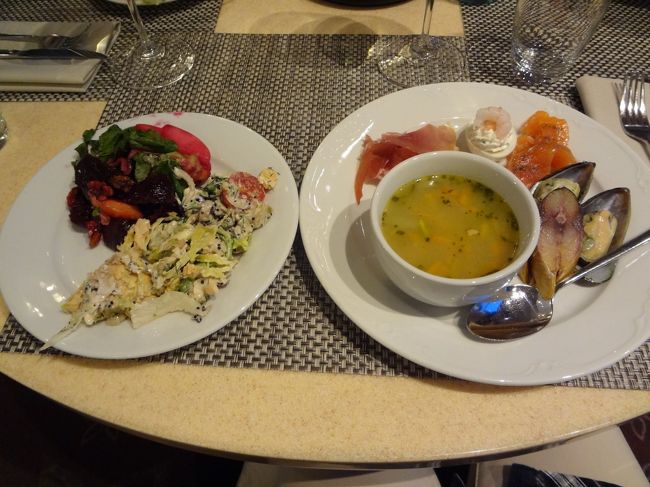 夕飯はホテルのビュッフェでした。<br />1回目はサラダ、前菜、スープを。