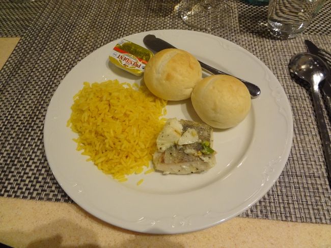 2回目は、メインのお魚。<br /><br />パンやご飯のほうがメインに見えますね。