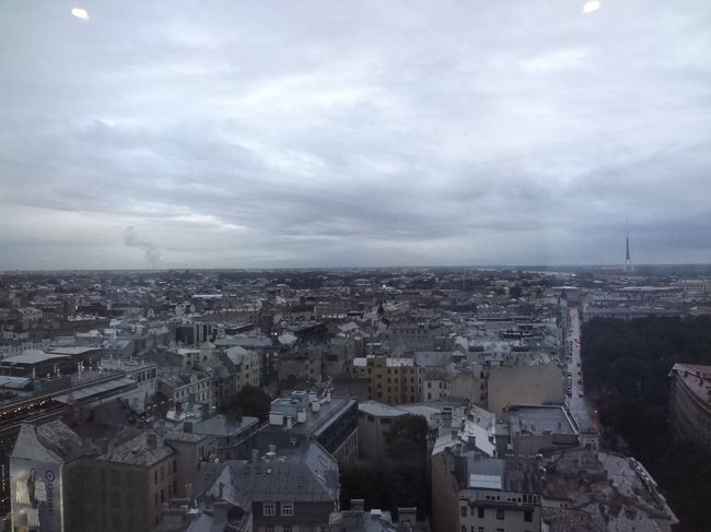 エレベーターホールの窓から部屋と反対側の景色が見えました。<br />こちらの方は、ソビエト時代をほうふつとさせます。<br />お天気のせいかもしれませんが。