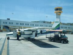 「キュラソー島ハト国際空港」

約30分で、あっという間にキュラソー島ハト空港へ到着。
キレイで大きな空港です。
