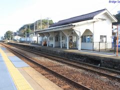 【雨晴駅】
ホームの中にあった構内踏切は無くなり、氷見方端部にスロープと共に新設されていました。