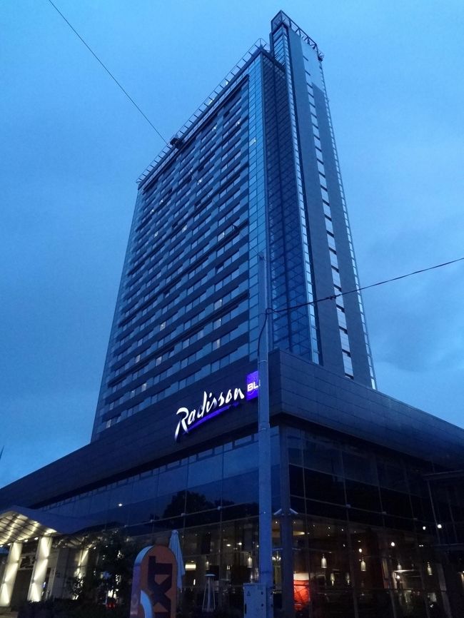 一夜明けて、ダウガヴァ川まで行こうと外に出ました。<br />雲のせいで夕方みたいに見えますが、朝です。