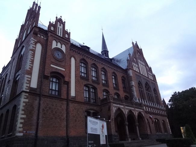 まだ新市街にいますが、レンガ造りのステキな建物。