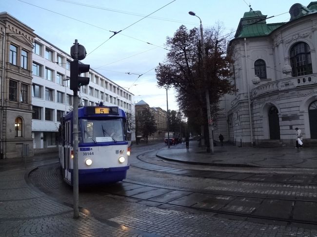 本当はトラムで少し時間を節約するつもりだったんですが、、、<br />チケットの自動販売機にコインが入らず、頑張って歩きました。<br />キオスクに行ったら現金で買えたかなぁ。