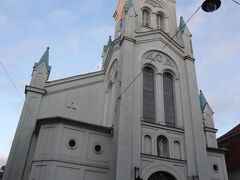 いくらも歩かないうち聖母受難教会がありました。
本当は淡いブルーなんですが、朝日の加減か少し赤味がかった写真になりました。