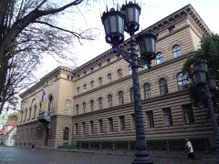 ラトビア国会議事堂。

ツアーの旧市街散策の時間には、警備の方がいましたが、この時間はほとんどだれもいません。