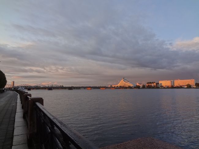 朝焼けに西側が照らされて、きれいです。