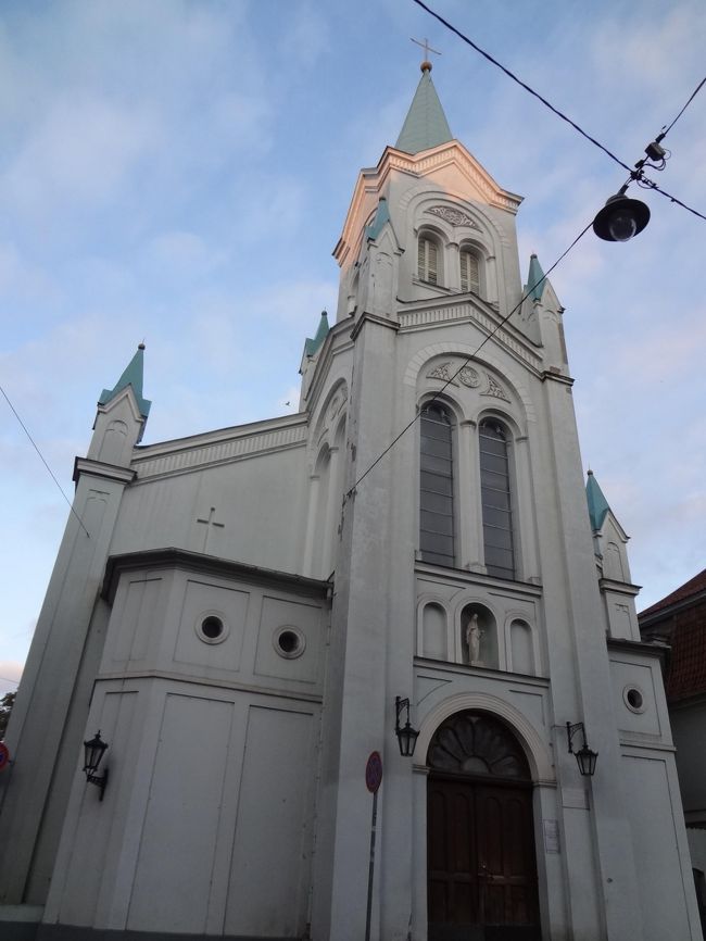 いくらも歩かないうち聖母受難教会がありました。<br />本当は淡いブルーなんですが、朝日の加減か少し赤味がかった写真になりました。