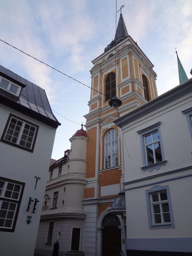 マリア・マグダレナ教会。<br />人の出入りがあったのでのぞいてみると、ちょうど朝のミサが始まるところでした。<br />静かに抜け出します。