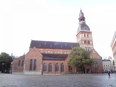 大聖堂。
ドゥアマ広場に出ました。
ここは後で来る予定なので、そのまま通り過ぎます。