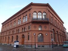 証券取引所。
今は美術館なんですって。