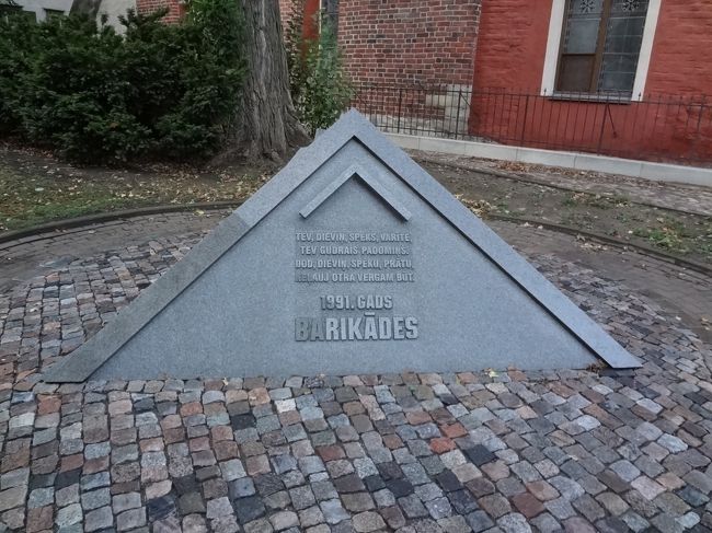 ここにもバリケード記念碑が。