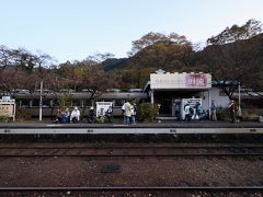 神戸駅から乗る方々が沢山いらっしゃいます。
後ろにいる車両は「列車のレストラン清流」として利用されています。