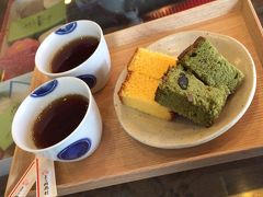 限定の栗入り抹茶カステラと
ノーマルのカステラ

座らせていただいて
お茶もいただきました

しっとりしてて美味しかった！