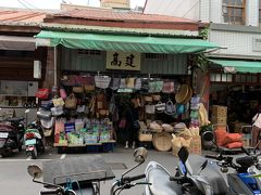 大橋頭で降りて、林華泰茶行でお茶を買い、迪化街へ。

友人の夏の買い忘れの漁師網バッグを。
この旅の直前、昔の台湾特集の雑誌をみていると。。。