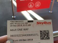 SkyBusにてCityまで行きます。
19.75ドルだったらしい。

こちらはカード社会なので、現金なくてもCity出てOKです！
中途半端に空港で両替して損した！！(*_*)