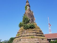 さて、タラートサオぐるぐるしたので、今度はちょっと歩いて、タートダムという仏塔。

