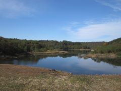 急な山道の上り坂をこえた所に広がっている竜吟湖です。小さな湖ですが風が渡り気持ちいいです、疲れを癒してくれました。