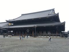 京都について、いつも駅前で気になっていた東本願寺さんに行ってみました。
大きい！！スケールがすごいですね。駅前のこれだけのスペース！
ちなみに本願寺さんは納経、御朱印対応されていないので、スタンプのみです。