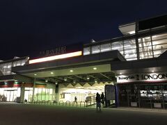 まだ夜明け前の泉佐野駅から南海電車に乗って関西空港へ向かいます。