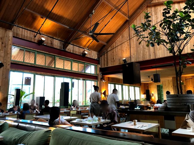 一階の受付には日本人の方がいたので、<br />予約した旨を伝えてスムーズに席に案内してもらえました。<br />待ちのお客様はいませんでしたが、<br />店内は8～9割埋っています。