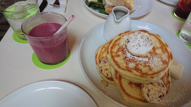 リコッタパンケーキ<br />上に乗っているバターがくど過ぎず、<br />ケーキはふわふわでこちらも美味！！<br /><br />テーブルを担当してくれたチョコプラの松尾さん風の店員さんはマメに声をかけてくれました。<br /><br />最後に優待券を使った時のチップはどうしたらいいのか分からず…<br /><br />優待券はあくまでも料理代金がかからないだけだし…<br />でもチップはサービスしていただいた分として料理代金の15%～だよね…<br />でも今回は料理代金は無料だし…。。<br />うーーーん。<br /><br />もう考えても調べても分からないので、<br />松尾さんに3ドルだけ渡して店をでました。<br /><br />少なかったらごめんね！松尾さん。<br /><br />楽天ラウンジで荷物を受け取り、<br />Uberをアプリで呼びます。<br />5分もかからずに来てくれたので、私たちが楽天ラウンジからビルの外へ出るよりも早く到着してくれてました。<br />便利ですねー。<br /><br />運転手さんは翻訳アプリを使ってクーラー強くない？とか、飛行機は何時？など気遣いをしてくれて親切な方でした。<br />