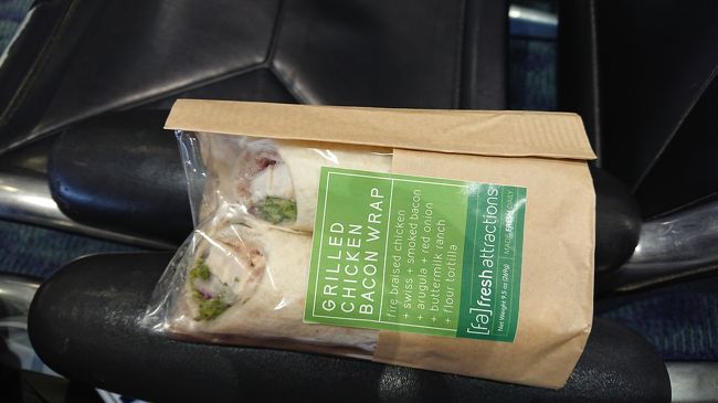 billsでブランチを食べたのでまだお腹はすいてないし…<br />機内食は予約してなかったので10ドルくらいでラップロールだけ購入。高い…。<br />空港にせめてABCストアとかあればいいのに。<br /><br />そして行きは7,5時間でしたが帰りは約9,5時間のフライトなのを忘れてました。<br />この二時間の差が大きくて…ラップロールだけでは足りませんでした。機内食頼めばよかった。<br />次回はもっと対策を考えよう。