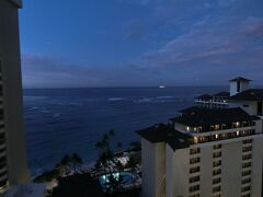 ２日目の朝です。昨日は早めに寝たので、バッチリ起床です。
ツアーの集合時間が７時なので、５時３０分に起きました。
まだ日の出前。