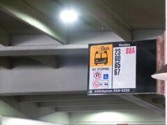 カイルア行きのバスをアラモアナセンターの山側にあるバス停で待ちます。

THE BUS のアプリを入れておいたので出発時間前に着くことができました。