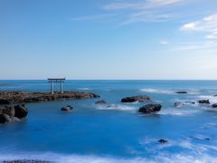 「大磯前神社　神磯の鳥居」に到着。
結構な人で賑わってました！
満潮時はもっと素敵な写真が撮れそうでした。

そのあと、鳥居付近のバス停から海遊号というバスに乗車しました。
あんこう祭の影響により、迂回ルートの臨時バス停「大洗派出所入口」に停車。
大洗マリンタワーの方へ徒歩へ移動。