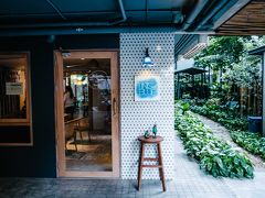 今回の宿はスクンビットでもっとも裏通りにあり、もっとも静かなホテルのひとつであるTints of Blueに泊まった。スクンビット通りから路地裏みたいなところを歩いて5分くらいなのだが、トゥクトゥクの送迎サービスがあったり、スクンビット通りの入口にはバイクタクシーがいて20バーツ程度で送ってくれるのでそれほど不便さは感じない。