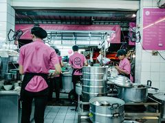 そして、バンコクに何度も来ているのに一度も行ったことがなかった、ピンクのカオマンガイで有名な「ラーン ガイトーン プラトゥーナム」に行ってみる。お店の前に行列ができていたが5分くらいで席に通された。すごい人気店だ。
