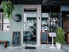 エカマイまで戻ってきてランチには北タイ料理の人気店、Hom Duanというレストラン。ちょっとカフェっぽい感じ。