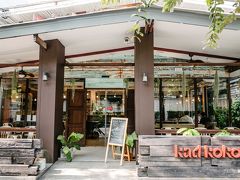 チョンノシー駅からGrab bikeで移動してKad Kokoaに到着。ここもタイ産のカカオ豆にこだわるチョコレート店。さらには、チェンマイ産とか産地別にシングルオリジンなチョコレートを作っているのです。
