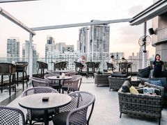 夕方はInstagramのフォロワーの人に教えてもらったバンコクでも新しめなルーフトップバーに行ってみた。プロムポン駅近くのハイアットの上階にあるバーなのだが、ここドレスコードがゆるいカジュアルなところなのでいいかもしれない。