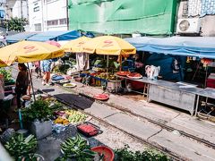 やがて列車はマハチャイ駅へ到着。ここも線路上に市場があるのです。
