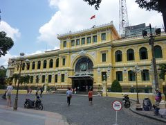 隣には「サイゴン中央郵便局」が

黄色のコロニアム様式の大きな建物