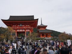 この日の京都はすごい人！

何回も清水寺にきてますが
1番多かったかも。

中国人や韓国人が多かったです。
韓国人はまた日本に来だしたのかな？
反日はどうなった？