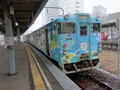 函館駅にはキハ40のラッピング車、北海道の恵みシリーズで道南海の恵み号が待っていました。発車時刻は過ぎているけど、スーパー北斗の遅延に合わせて待っていました。