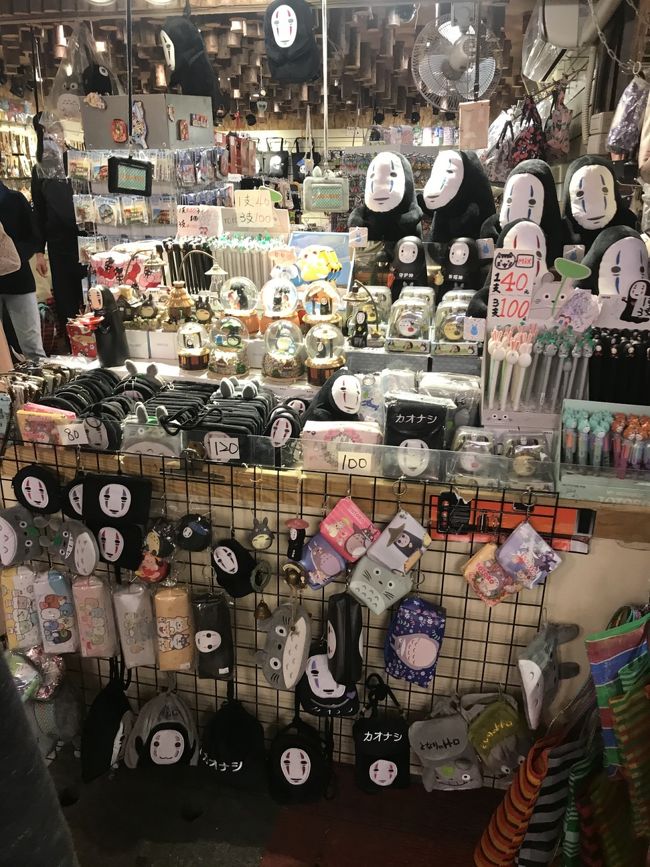 荷物を置いて、さっそく観光へ。<br />まずは九份。ホテルで4時間2800元でチャーターできました。片道だと1500元ですので、長居しようと思わなければ往復でチャーターしちゃった方が安いです。<br />片道は約1時間ほど。夕方の灯りがつくのが見たかったので15:30ごろホテルを出て、16:30前くらいにつきました。<br />ちなみに、タクシーの運ちゃんは日本語英語共に全く話せなかったのでチャーターする前に確認されることをお勧めしますが、翻訳機を使って要件は伝えてくれます。(翻訳機の翻訳が微妙すぎましたけど)<br /><br />着いてブラブラ。千と千尋グッズが至る所に売ってます。