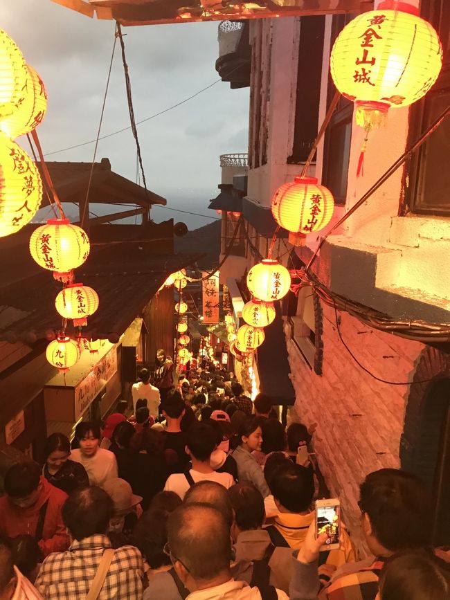 そして、夕暮れ時の九份はご覧の通りの激混みです。芋洗い状態です。<br />疲れてしまうので、2時間あればお茶する時間も入れて十分足りました。