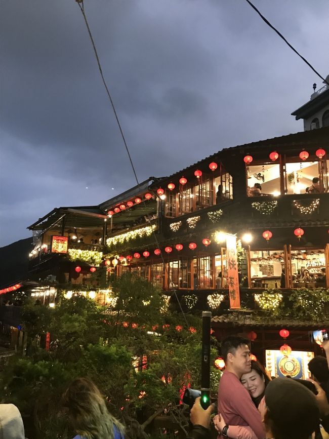 よく見るパンフレットのスポット。<br />ここも激混み笑<br />でも、灯りのついた九份はノスタルジックな雰囲気もあって良かったですよ。