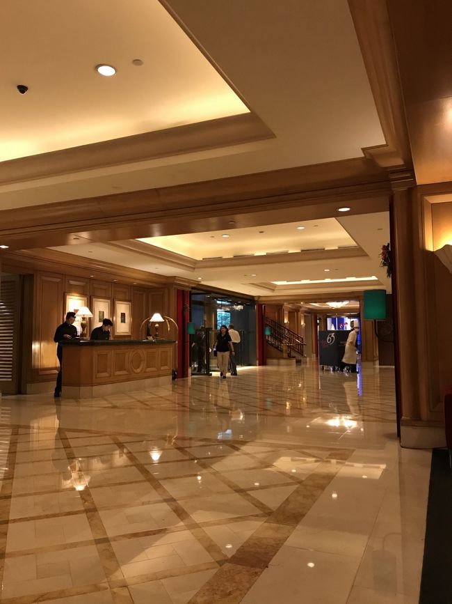 桃園国際空港から、MRTの快速で台北まで約30分。160元で行けます。<br />そこからはタクシーにのってホテルまで。国賓大飯店(アンバサダーホテル台北)に宿泊しました。<br />グオピンダーファンティェンと言えば分かってもらえると思います。それなりに大きなホテルだからだとは思います。<br />日本語の通じるスタッフがたくさんいるので、これまた何不自由ないです。