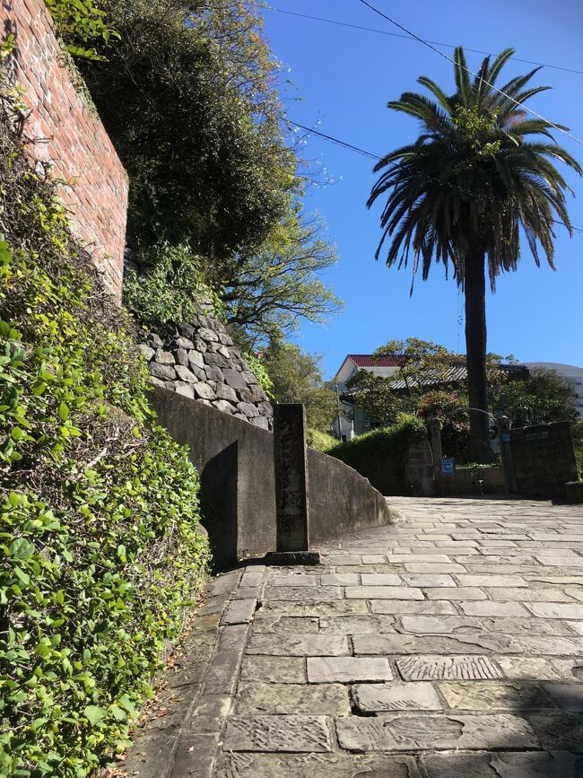 前回ツレと来たときは、終点まで乗りましたが、今回は調べたもんね(^.^)<br />『メディカルセンター』で降りて、ここからグラバー園を目指します<br /><br />まずは定番【オランダ坂】から。前回もちょっと気になった、右奥の洋館…